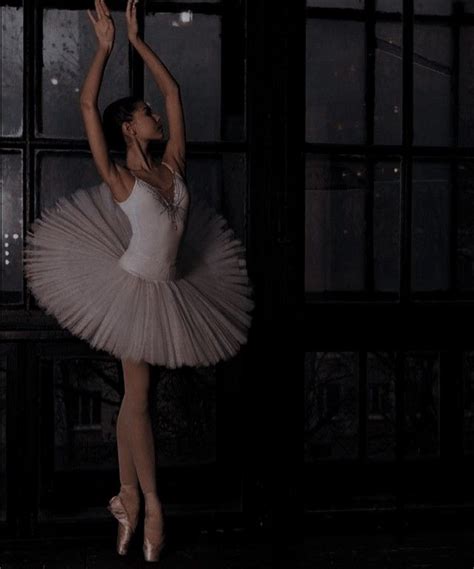 Épinglé Par Dreamer ☁️ Sur Aesthetic Sports And Dance And Hobbies Poses De Danse Danseuse