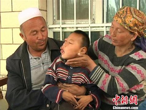 新疆一对夫妇七年如一日照顾“残疾弃婴” 图 搜狐新闻