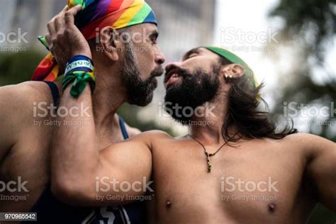 Gay Paar Küssen Auf Der Gayparade Stockfoto Und Mehr Bilder Von Alter
