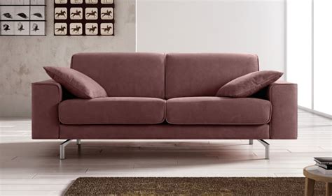 In soggiorno, a fianco del divano. Divano 2 posti maxi design moderno con cuciture bordate e struttura rialzata L 186x95 cm Vari ...