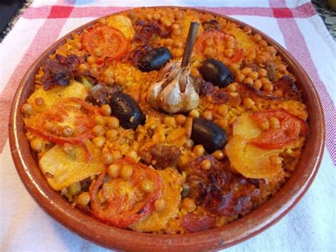 El arroz al horno es uno de los platos típicos de la comunidad valenciana y tiene su origen en la costumbre popular de cocinarlo cada lunes, con las sobras de platos hechos el fin de semana. Arroz al horno, receta tradicional de uno de los platos ...