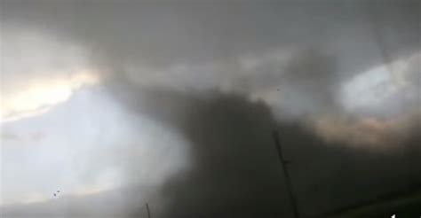 Шокирующие кадры торнадо в Кривом Роге сняли крупным планом ВИДЕО