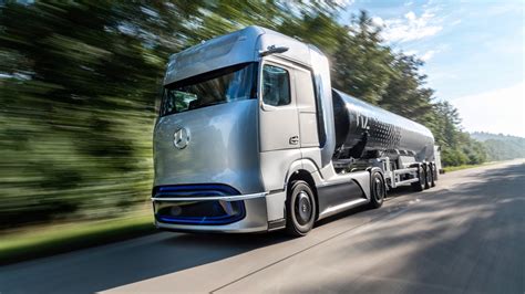 Daimler Reveals Long Haul Hydrogen Fuel Cell Semi For Series Production