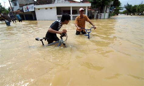 Wagub jatim saifullah yusuf terus memantau perkembangan banjir di sampang. Kerugian Sementara Akibat Banjir Sampang Capai Rp58 Miliar ...