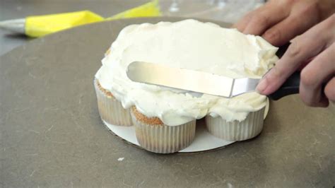 How To Make A Pull Apart Cupcake Cake Cake Recipes Youtube