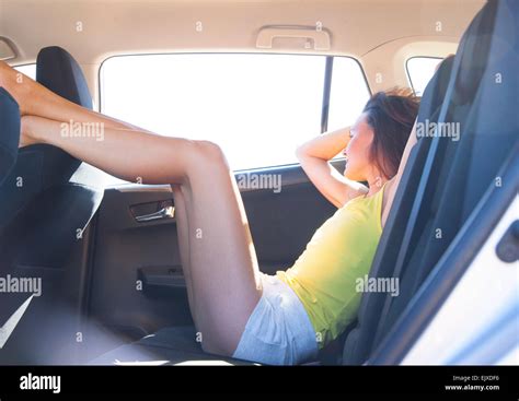 Woman Reclining In Car Si Ge Arri Re Avec Jambes Soulev Es Photo Stock