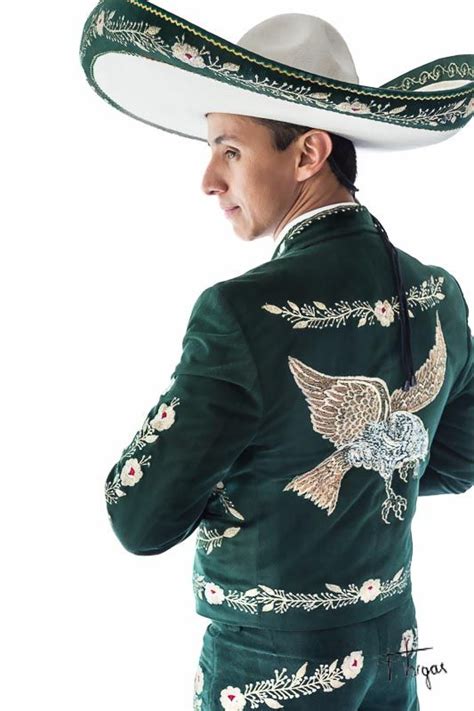 Fotografiando A Un Charro Mexicano Charro Suit Mariachi Suit