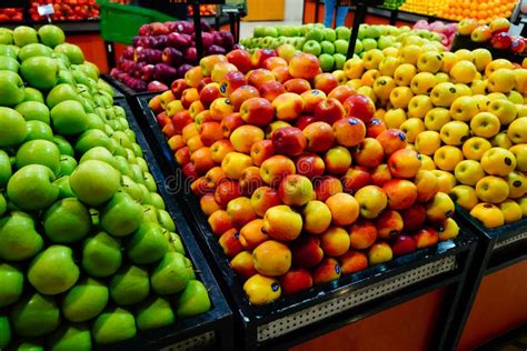 Groene Rode Gele Appels In Dozen In De Supermarkt Op De Openbare