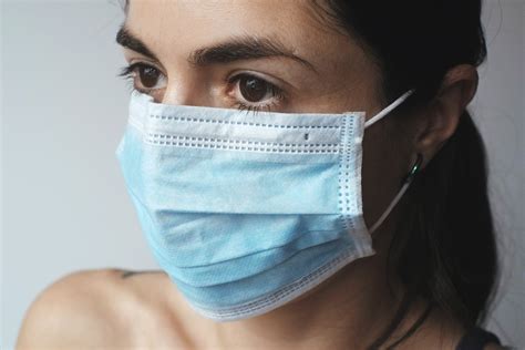 Wear a surgical mask whenever going out from home. Are you doing it wrong? Doctors explain how to properly ...