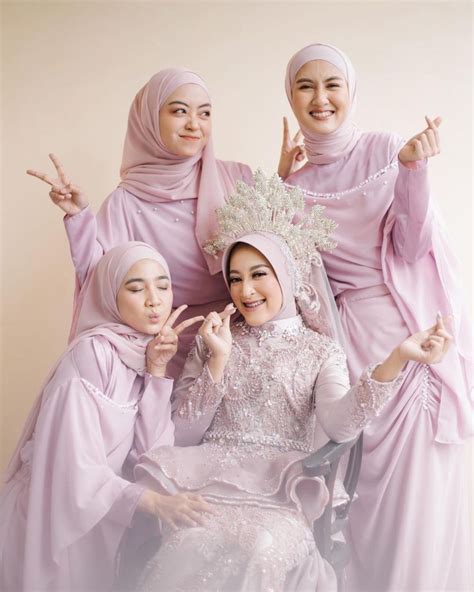 9 Style Seragam Bridesmaids Hijab Warna Lilac Kompak