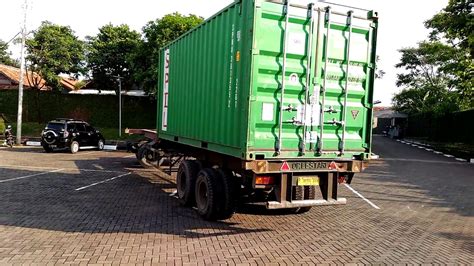 truk kontainer parkir diarea pabrik youtube