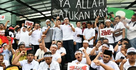 Sebagaimana diwartakan al jazeera, satu dari empat tersangka─diidentifikasi sebagai pengguna. Agama Melayu Dan Agama Islam: Ambang Politik Negara