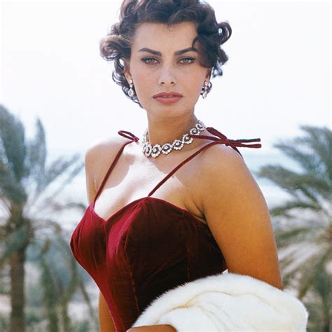 In Honor Of Sophia Lorens Birthday Here Are 7 Ways To Dress Like