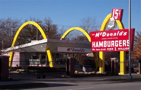 Un mums ir daudz citu izdevīgu piedāvājumu tavā mcdonald's® aplikācijā. This Illinois McDonald's Is Actually A Museum