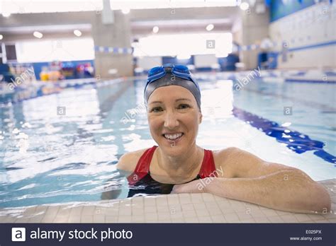 Woman Leaning On Edge Of Swimming Pool Hi Res Stock Photography And Images Alamy