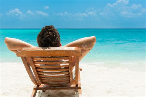 Hombre Joven Que Descansa Sobre La Playa Foto De Archivo Imagen De