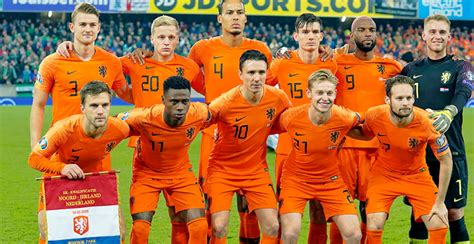 Oefenwedstrijden nederlands elftal in aanloop naar het ek 2000. Spelers Nederlands elftal komen met statement tegen ...