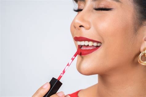 Gak Bikin Wajah Kusam 8 Rekomendasi Lipstik Nude Untuk Kulit Sawo Matang