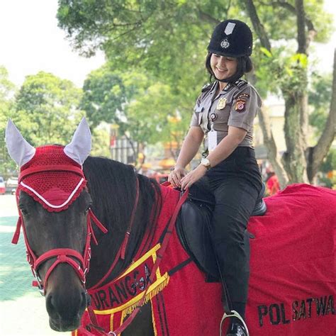 Pretty Police Women Make A Smile Abg Smile