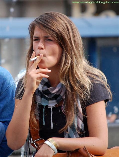 Cheek Hollowing Girls Talking Smoking Culture