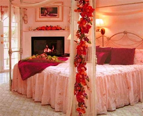 Bedroom decorating ideas | bedroom is such a private room where you can rest from the amidst of hustle bustle of your daily work. Unique Wall Decor Ideas For Couple Bedroom In Hindi