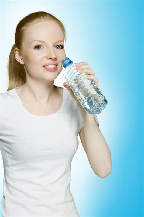 eau potable de jeune fille chaude photo stock image du heureux femelle 13003342