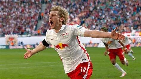 Он играет на позиции левый вингер. Tottenham to battle Manchester United for Emil Forsberg