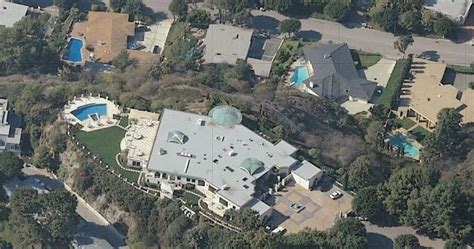 You can zoom and also change the views by clicking on n, e, s or w. SKY GAWKER: Jerry Seinfeld's House
