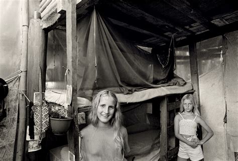 Beautiful Photos Capturing The Life Of Hippies In A Hawaiian Camp