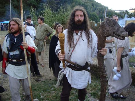 De la protest, nu lipsește celebrul drapel al româniei pe care îl poartă la … TUDOR PHOTO BLOG: Civilizatia Dacica - Festivalul Dacic ...