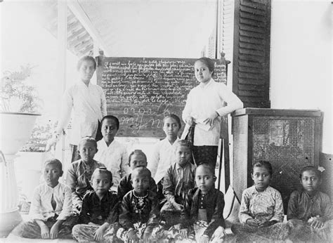 Kartini Roekmini Kardinah Dan Soemantri Bersama Murid Muridnya Jepara Sebelum 1904