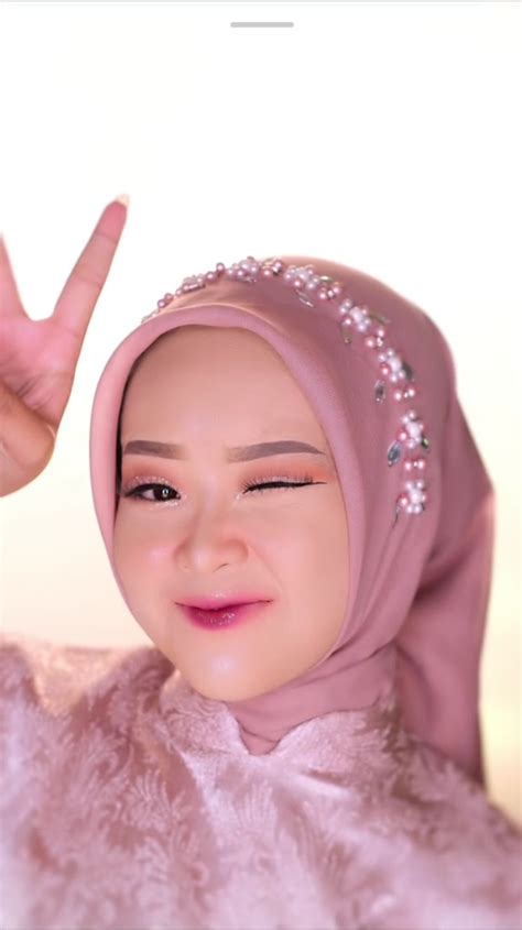 Tutorial Makeup Natural Dan Hijab Style Untuk Pesta Atau Wisuda