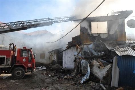 Yangın yaklaşık bir saat süren çalışmanın ardından söndürüldü. Uşak'ta yangın faciası - Galeri - Türkiye