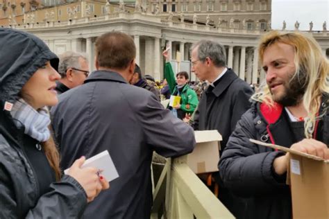 Pope Invites Romes Homeless To Distribute Gospels At Sunday Angelus