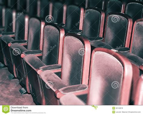 Durante Uma Palestra No Auditório Há 6 Cadeiras Vazias Consecutivas