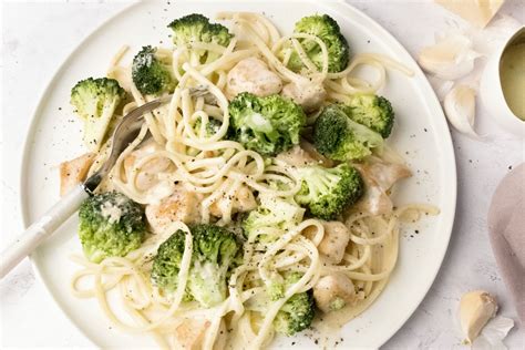 Linguine Alfredo Met Kip En Broccoli Recepten Gram