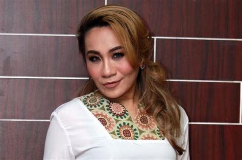 Kini perempuan satu putra ini telah menikah dengan khairul khalil, seorang pengarah sekaligus asisten eksekutif di pejabat perdana menteri. Cerita Artis Malaysia: Kehidupan Amelina terkini yang ...