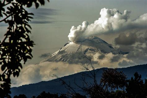 Mexico Volcano Eruption Popocatepetl Spews Volcanic Ash 20000 Feet