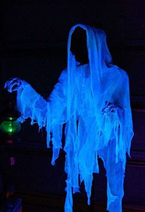 Cloaked Halloween Ghost Decor Ideas Spooky Halloween Halloween Geist
