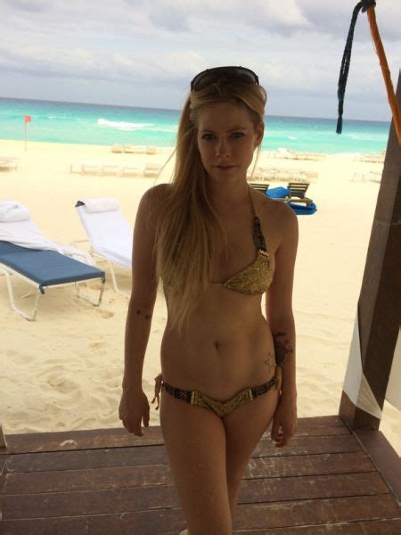 Intimate Leaked Photos Of Avril Lavigne 22 Pics Izismile