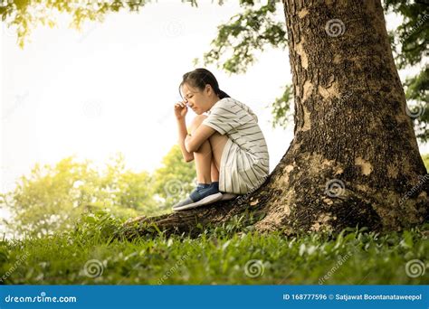 Niña Asiática Estresada Estaba Sentada Sola Llorando Bajo El árbol En