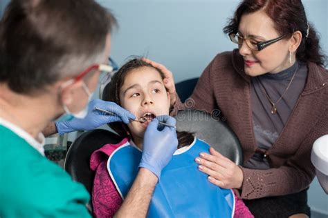 Muchacha Con La Madre En La Primera Visita Dental Dentista Pediátrico