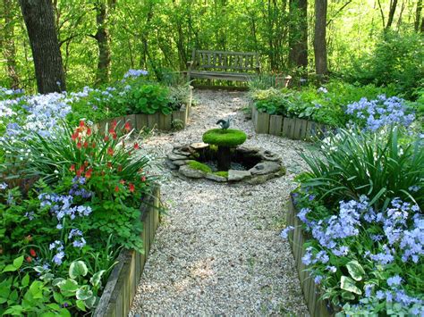 Barbaras Shady Circular Garden In New York Fine Gardening Shade
