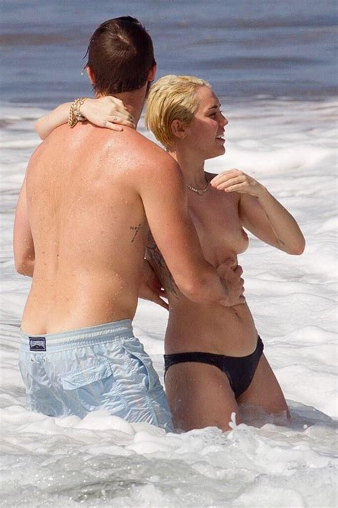 FreeTheNipple Miley Cyrus curte praia namorado seios à mostra Portal Famosos