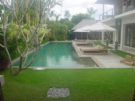 Namun, dengan membuat kolam renang minimalis, kita bisa meminimalisir biaya tersebut. IDE-RUMAH.blogspot.com: Bagaimana Cara Mendesain Kolam Renang