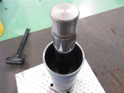 タイロッド型油圧シリンダーの油漏れを修理