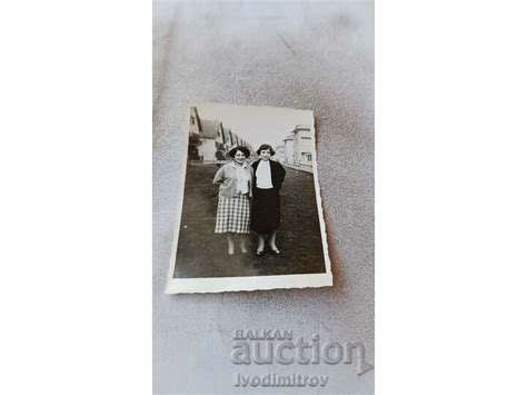 Снимка Две млади жени Стари снимки Изделия от хартия balkanauction