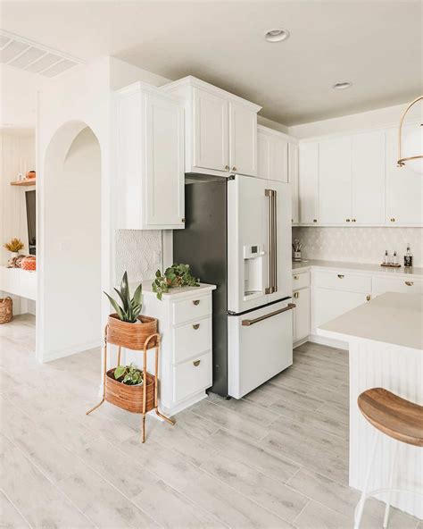 White Kitchen Cabinets And Appliances Things In The Kitchen