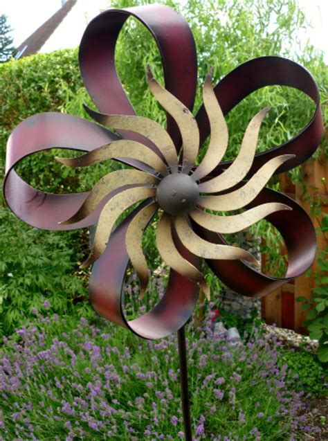 Die meisten windspiele haben einen stabilen holzstab, auf dem das bunte rädchen befestigt ist. Windspiel Gartenstecker Windrad Garten Metall Blume ...