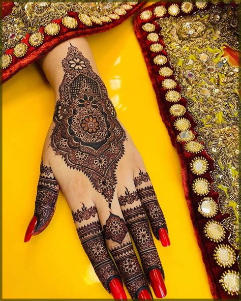 Here is the captivating delicate bands of flowers with minimalistic henna patterns around the motif give a stunning vibe on the bride's hands. New Kashee's Mehndi Designs Signature Collection 2020